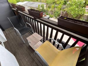 balkon z ławką, krzesłem i roślinami w obiekcie Casa Boebelle w mieście Bük