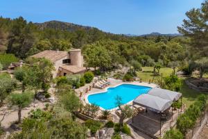 ポリェンサにあるHoliday Villa Cuarterades Pollensa - Js Propertiesのスイミングプール付き家屋の空からの眺め