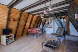 TV a/nebo společenská místnost v ubytování Ferienwohnpark Immenstaad am Bodensee Nurdachhaus Typ 7 ND 30