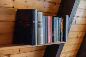 Knihovna v prázdninového domu + 12 fotografií