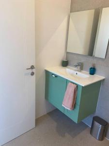 een badkamer met een wastafel en een spiegel bij Little house on the prairie in Zuqim