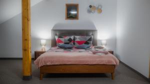 Un dormitorio con una cama con dos ositos de peluche. en The Dom 21 en Cluj-Napoca