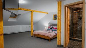 um quarto com uma cama e uma cabina de duche em vidro em The Dom 21 em Cluj-Napoca