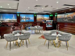 un restaurante con sillas y mesas en una habitación en Benta Grand Hotel LLC, en Dubái