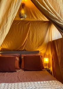 een slaapkamer met een bed in een tent bij Casa Calida in Warmenhuizen