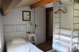 um quarto com uma cama e uma estante de livros em Hameau Bechetoile em Burdignes