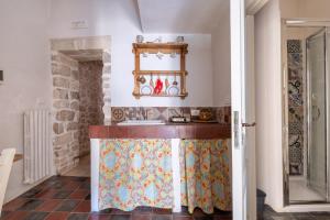 La salle de bains est pourvue d'un lavabo et d'un miroir. dans l'établissement SI-Moutique Le Case degli Avi barocche, con terrazza panoramica, à Modica