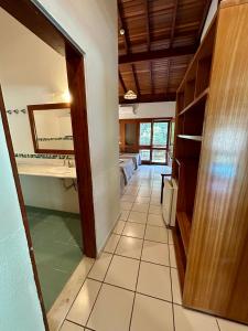 uma casa de banho com 2 camas e um espelho num quarto em Recanto Verde Praia Hotel Juquehy em Juquei