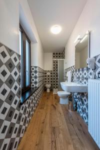a bathroom with a sink and a toilet at La Blave Rooms in Mortegliano