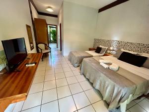 Uma TV ou centro de entretenimento em Recanto Verde Praia Hotel Juquehy