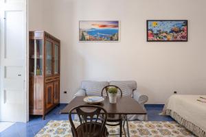 Posteľ alebo postele v izbe v ubytovaní The Charming Suites