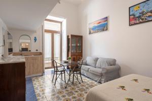 Posedenie v ubytovaní The Charming Suites