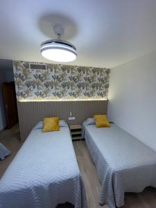 Posteľ alebo postele v izbe v ubytovaní Hostal Calderón de la Barca