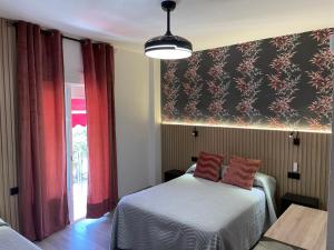 Posteľ alebo postele v izbe v ubytovaní Hostal Calderón de la Barca