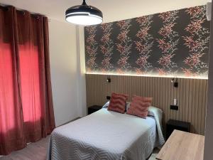 Posteľ alebo postele v izbe v ubytovaní Hostal Calderón de la Barca