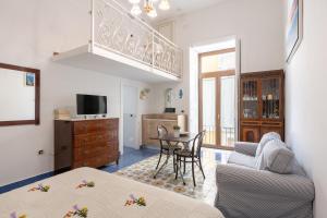 Televízia a/alebo spoločenská miestnosť v ubytovaní The Charming Suites