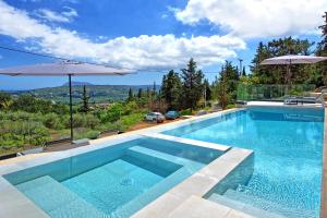 The swimming pool at or close to Villa Kallos by PosarelliVillas