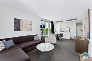 Uma área de estar em Aircabin - Chatswood - Walk to station - 2 Beds Apt