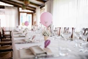 einen langen weißen Tisch mit einem rosa Ballon drauf in der Unterkunft Casina dei Preti in Conversano