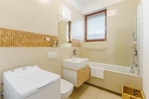 ミエンジズドロイェにあるW Rent like home - Tulipan Penthouse IIIのバスルーム(トイレ、洗面台、バスタブ付)