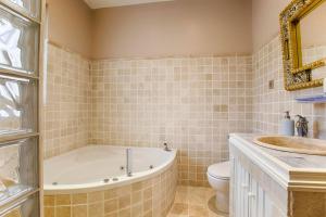 een badkamer met een bad, een toilet en een wastafel bij La Villa du Figuier Deauville quartier de l'église in Deauville