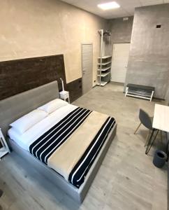 HOTEL TECH客房内的一张或多张床位