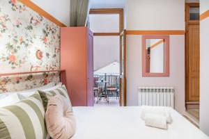 - une chambre avec un lit blanc et une fenêtre dans l'établissement Hotel Espana - Gruppo BLAM HOTELS, à Rome