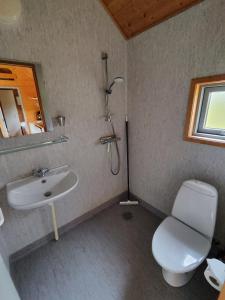 Ett badrum på Tranum Klit Camping og Hytteudlejning