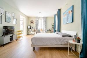 een slaapkamer met een bed en een woonkamer bij B&B Franciacorta Rodengo Saiano in Rodengo Saiano