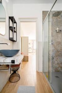 uma casa de banho com um lavatório e uma cabina de duche em vidro. em B&B Franciacorta Rodengo Saiano em Rodengo Saiano