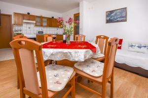 Kuchyň nebo kuchyňský kout v ubytování Apartments Mirta