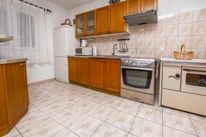 Kuchyň nebo kuchyňský kout v ubytování Apartments Mirta