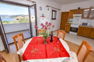 Kuchyň nebo kuchyňský kout v ubytování Apartments Mirta