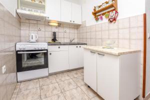 Kuchyň nebo kuchyňský kout v ubytování Apartments Mirta
