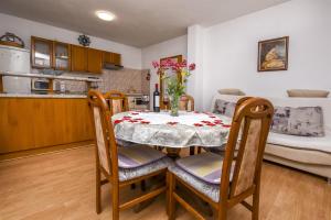 Kuchyň nebo kuchyňský kout v ubytování Apartments Mirta