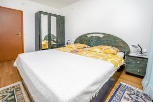 Postel nebo postele na pokoji v ubytování Apartments Mirta