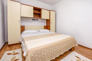 Postel nebo postele na pokoji v ubytování Apartments Mirta