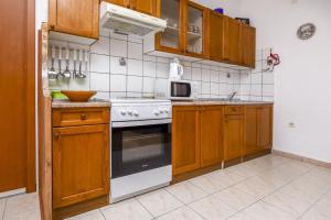 Kuchyň nebo kuchyňský kout v ubytování Apartments Mirta