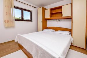 Postel nebo postele na pokoji v ubytování Apartments Mirta