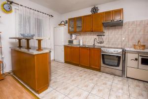 Kuchyň nebo kuchyňský kout v ubytování Apartments Mirta