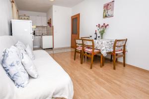Kuchyň nebo kuchyňský kout v ubytování Apartments Mirta