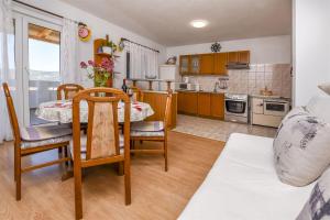 Kuchyň nebo kuchyňský kout v ubytování Apartments Mirta