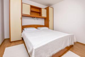Postel nebo postele na pokoji v ubytování Apartments Mirta