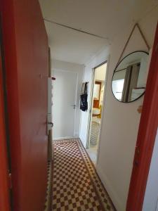 Televízia a/alebo spoločenská miestnosť v ubytovaní CasaBell Appartement atypique vintage
