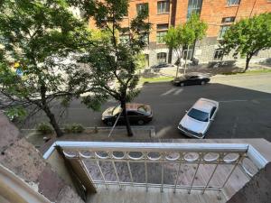 una vista de una calle con coches aparcados en un aparcamiento en Hanrapetutyan Apartment, en Ereván