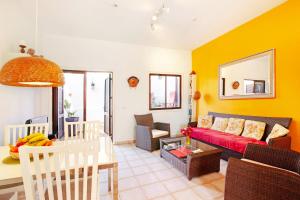A seating area at Casa Dos Angeles - Charming Retreat 2 Bedrooms