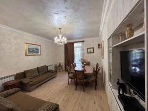 sala de estar con sofá y mesa en Hanrapetutyan Apartment, en Ereván
