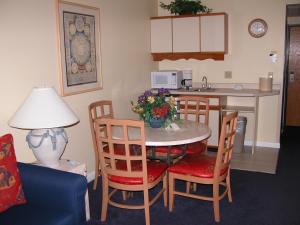 Gallery image of The Cove at Yarmouth in West Yarmouth +15 photos