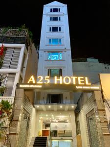 胡志明市的住宿－A25 Hotel - 14 Lương Hữu Khánh，夜间在大楼上标有酒店标志