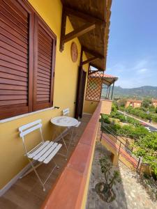 eine Terrasse mit einem Tisch und Stühlen auf dem Balkon in der Unterkunft Mareblu Simius in Villasimius